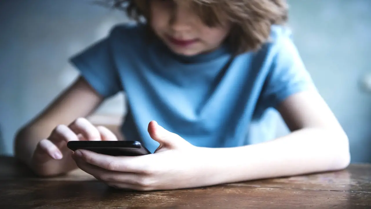 دراسة تحذّر من تأثير الهواتف الذكية على الأطفال تحت 12 عاماً